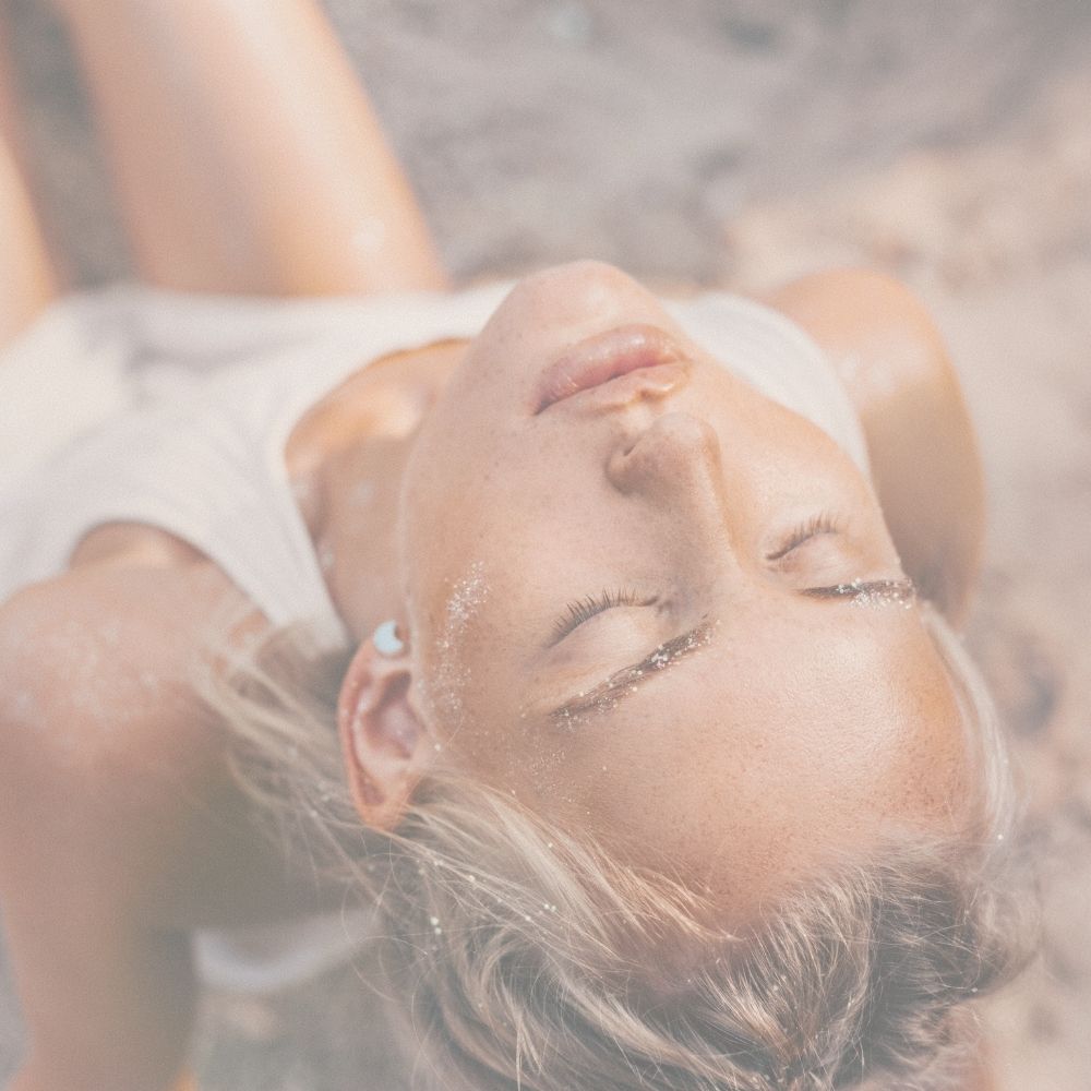 Junge Frau mit positiver Aura
