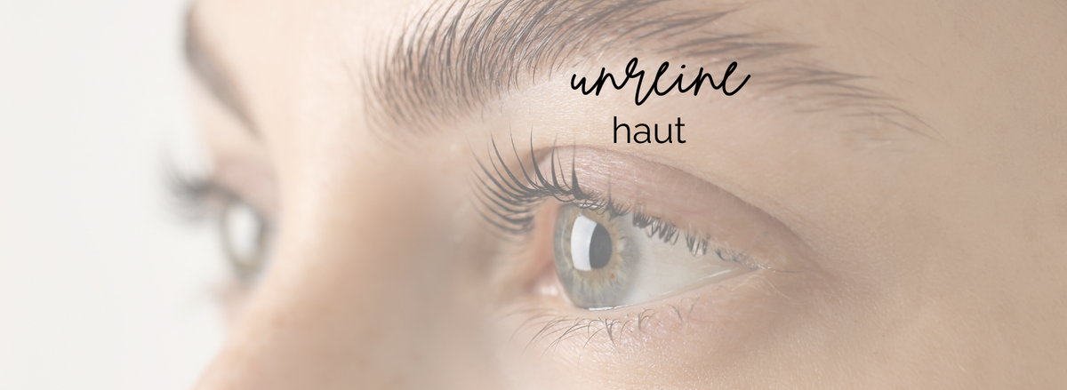 Junge Frau reinigt ihr Gesicht mit dem Konjac-Schwamm