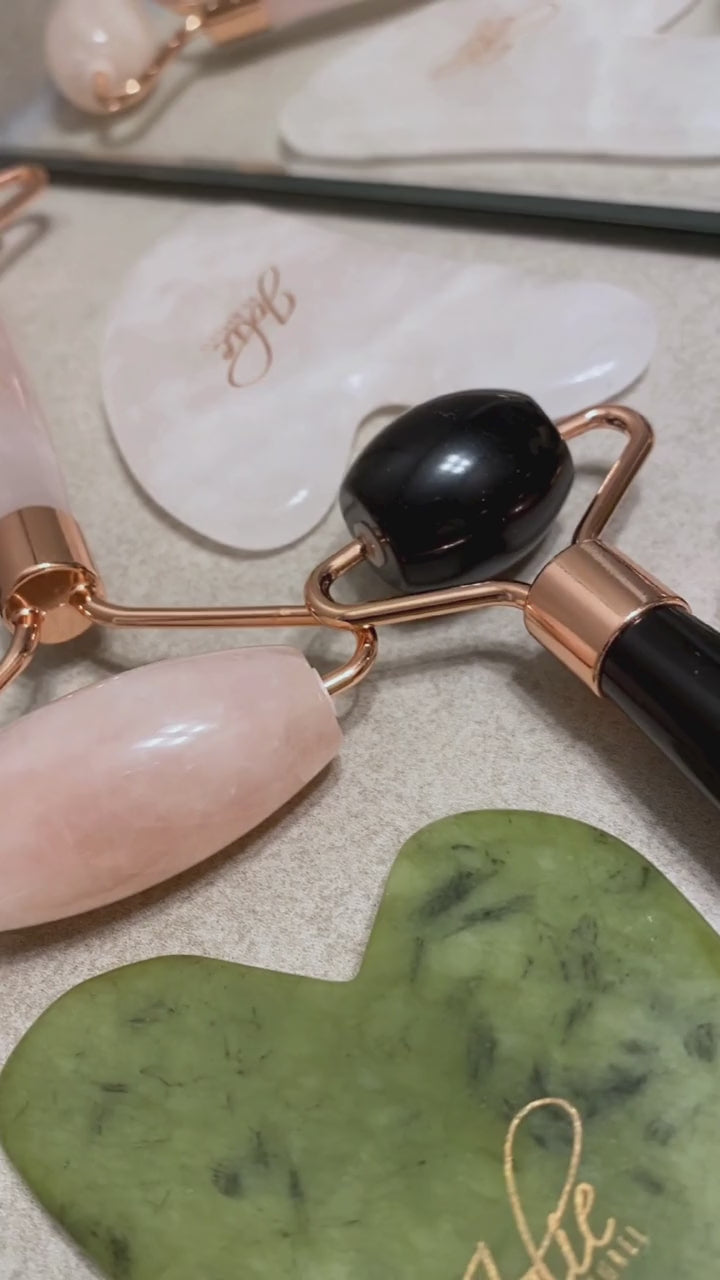 Video laden: Rosenquarz Roller – Kühlende Gesichtsmassage für strahlende Haut